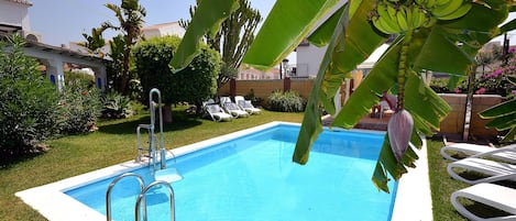 Pool & garden with lovely sunbeds for all guests.