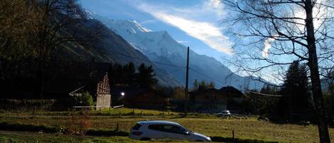 Vue sur le Mont Blanc du salon/salle à manger/cuisine et de la 1ère chambre.