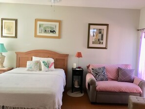 Bed/Sitting Area