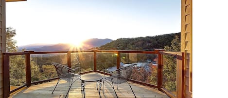 Beautiful sunrise over Mount Le Conte