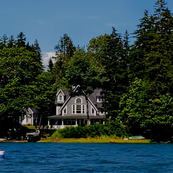 Spectacular Waterfront