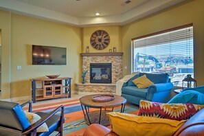 Living Room | Smart TV | Free WiFi | Gas Fireplace