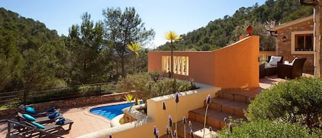 Villa Magdalena - Outside terraces, swimming pool and mountain views
