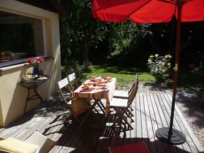 la terrasse et la cuisine de "desir de mer" avec vue sur jardin