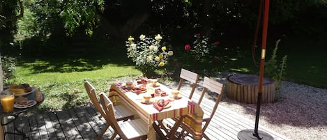 Terrasse plein sud à l'abri des vents. 