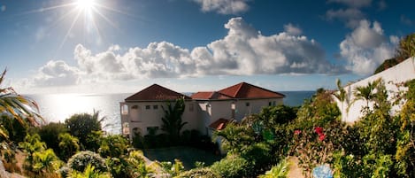 Come see the most beautiful views of the ocean on the island of St. Maarten 