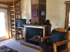 Cozy living room with gas fireplace, cable TV, Wifi, stereo