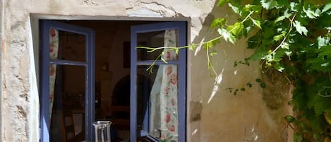 the small courtyard at the heart of Le Jardin Secret