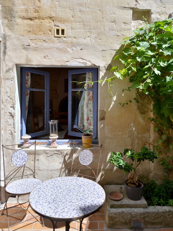 the small courtyard at the heart of Le Jardin Secret