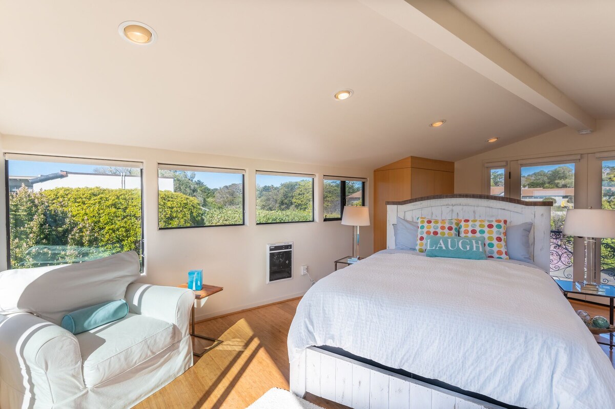 Stunning views, Walk to Ocean Ave Carmel-By-The-Sea, Private, Gated grounds