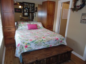 Queen size bed
