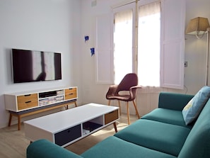 Salón-Comedor del Apartamento La Encomienda con TV de 49"