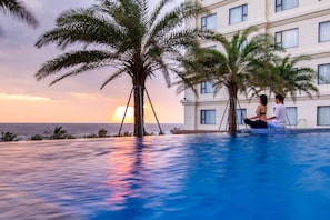 Infinity pool