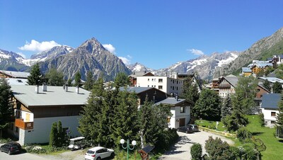 Front of snow - resort center, studio 4 pers 50 m from the slopes with balcony