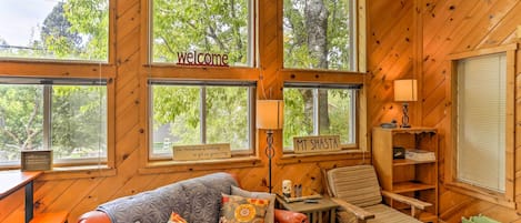 Mount Shasta Vacation Rental | Studio | 1BA | 550 Sq Ft | Stairs Required