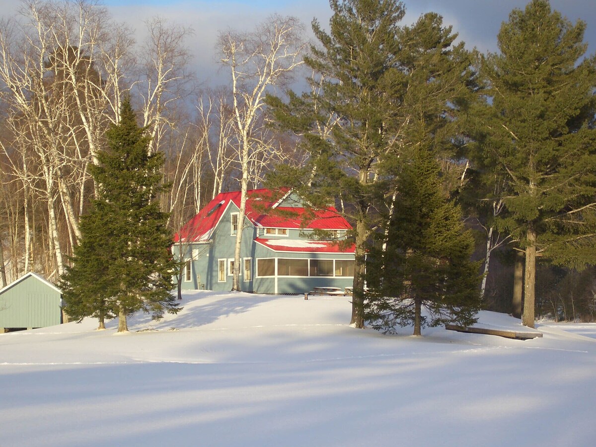 Fabulous All-Season Lakehouse, 600′ Lakefront, Lake Eden Vermont