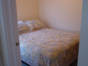 BEDROOM-QUEEN BED