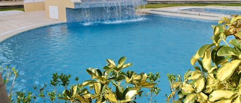 Piscina, jardín y solarium