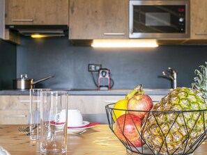 Propriété, Comptoir, Vaisselle, Cabinetry, Design Intérieur, Cuisine, Éclairage, Bois, Sol, Mur