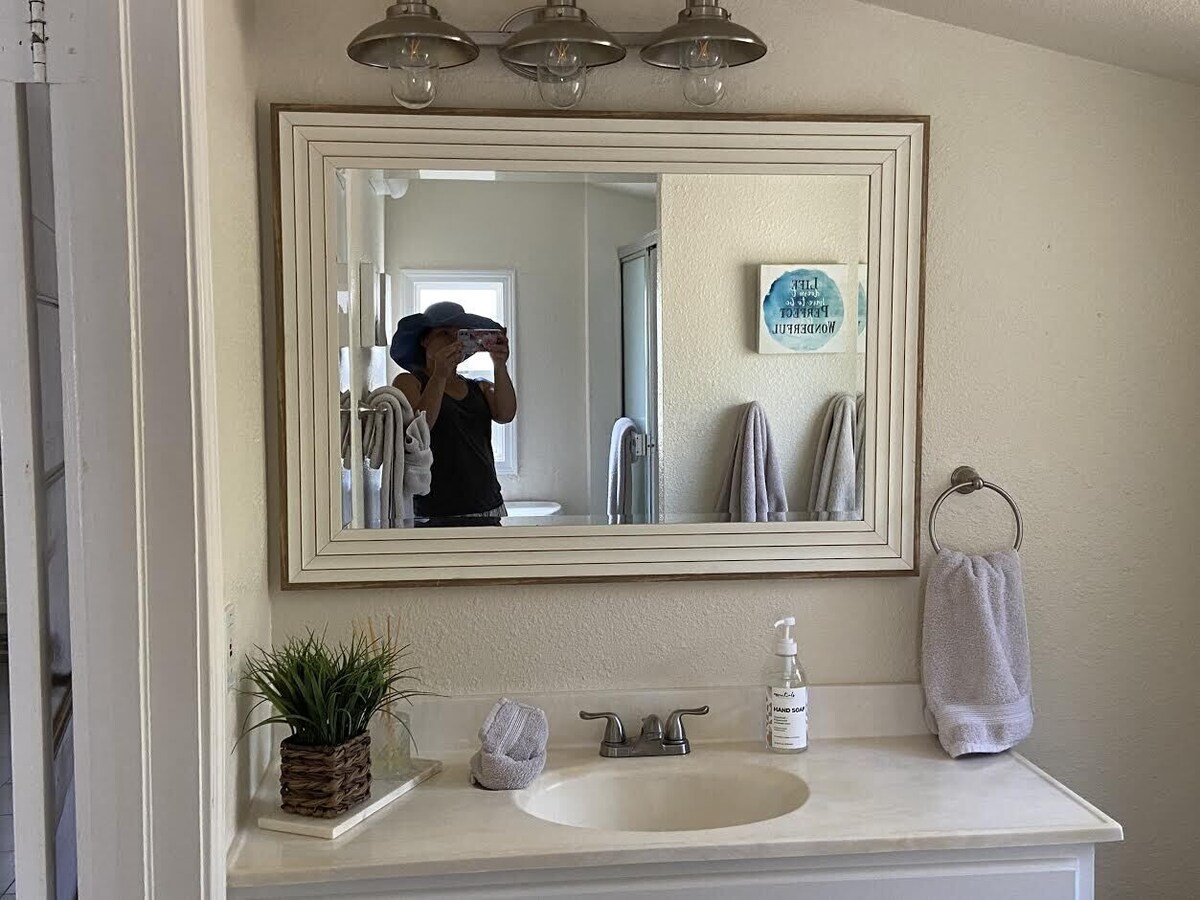 Large Cottage Near SF, Beach, Airport w/Backyard