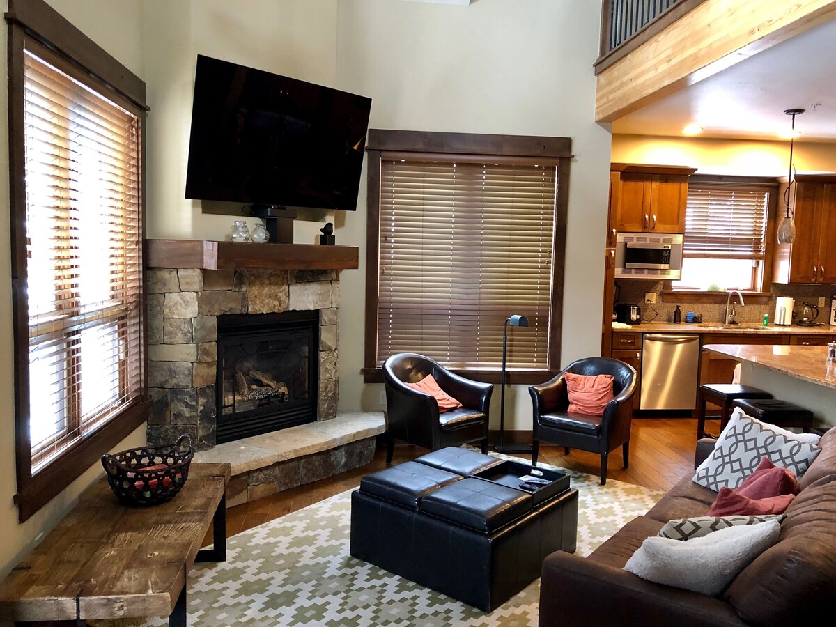 Luxury Condo, Private Hot Tub, Perfectly Located