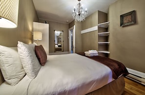 Suite Frontenac - Bedroom 1 of 2 with Queen Bed