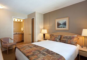 Primary bedroom: Queen bed, ensuite