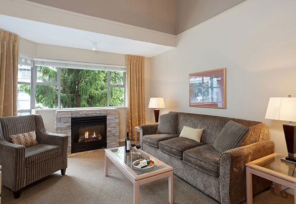 Living area: Gas fireplace, Double sofa bed