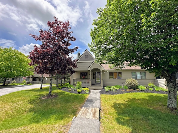 Fairway Village condo with course views! This beautiful home also feature AC, free highspeed wi-fi, cable TV, washer/dryer, pets allowed!