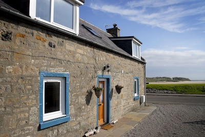 Seatown Cottage Lossiemouth - a traditional Cottage with beautiful river views