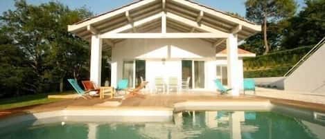 Villa piscine bord du golf dArcangues  au calme 