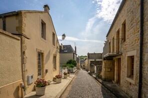 Rue Torteron / En contrebas accès à pied aux commerces et restaurants du port