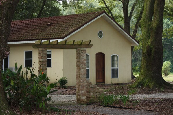 Stay in a cozy and luxurious retreat with a farm environment. 