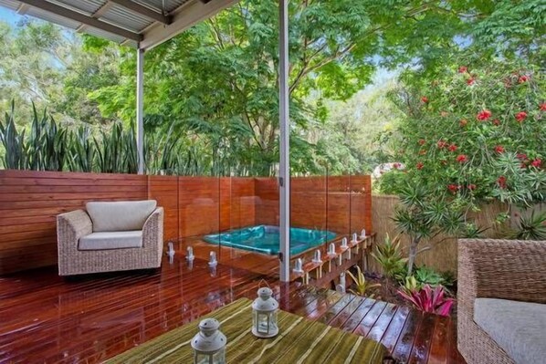 Outdoor spa tub