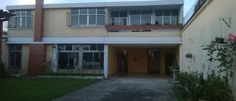 Entry way, garden and parking area.
