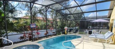 Sunny private Pool - with the added benefit of not being overlooked.