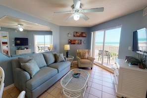 Beachfront Views in the Living Room with Queen Size Pullout Bed