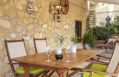 Wunderschönes Haus in einem Tal, umgeben von Orangen- und Olivenbäumen.