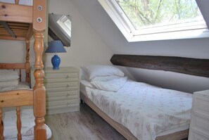 Les Roses - Bedroom 3 (bunkbeds and single bed).