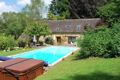 Cottage with shared swimming pool, hot tub, fishing, tennis, UK TV and Wi-Fi