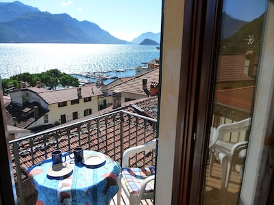 Appartamento con splendida vista sul lago e sulle montagne, connessione WiFi gratuita, calma.