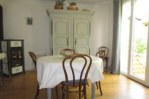 Espace jour : la salle à manger donnant sur la terrasse