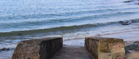 A quelques pas de la maison, un accès à la petite plage original...