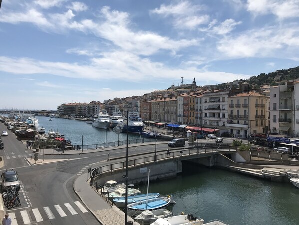 Vue de la cuisine et du salon