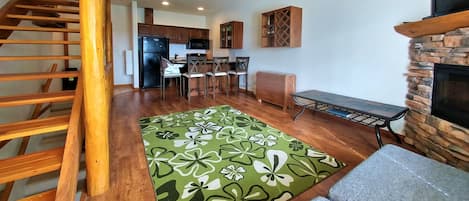 Middle floor. Living room with Fireplace.