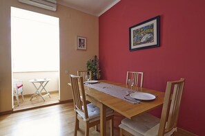 Dinning room and beau window.