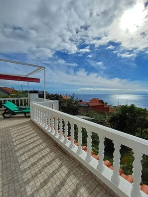 Panoramic ocean views from upper balcony