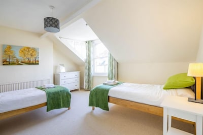 3 Claremont Terrace - sleeps 6 guests  in 3 bedrooms