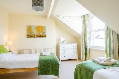3 Claremont Terrace - sleeps 6 guests  in 3 bedrooms