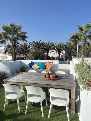 Rooftop terrace with view over the palms in the street 